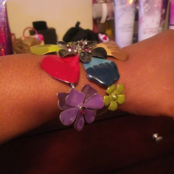 One of a kind flower bracelet - Picture 3 of 10